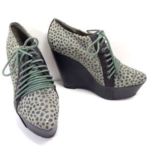 GREY CITY Pale Green Black Spotted Suede Lace-Up Stacked Platform Wedges EUC